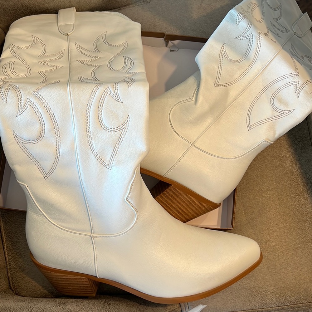 NWOT Western White Faux Leather Boots